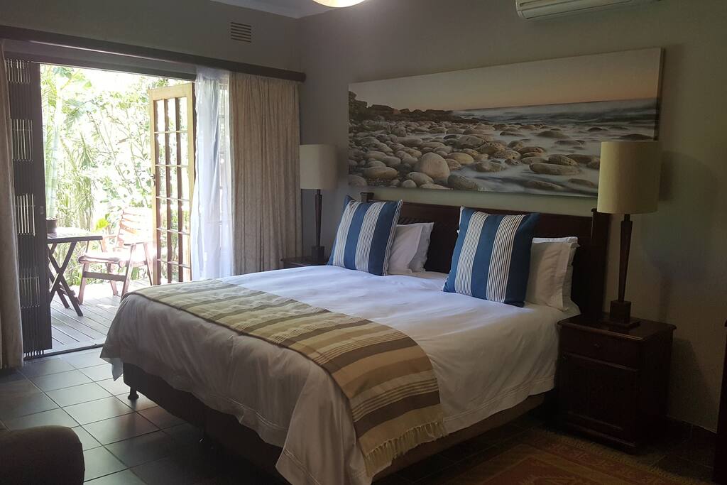 Luxury King/Twin Room with veranda, overlooking the pool, garden nature area
