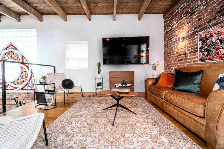 Stunning Industrial Loft in Leslieville gallery image 4