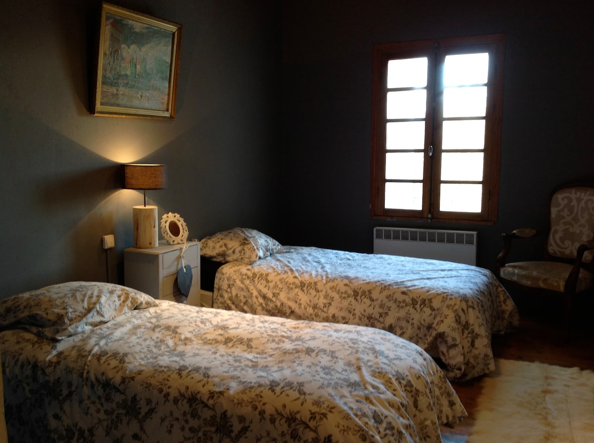 سرير مزدوج بغرفة نوم "رمادية"