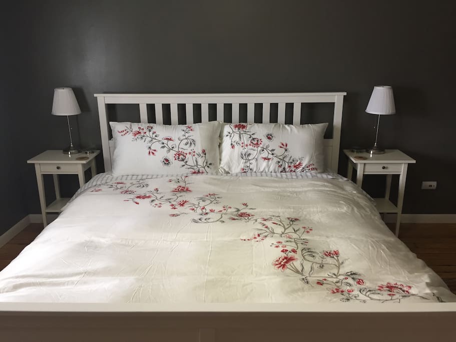 Master bedroom - king bed