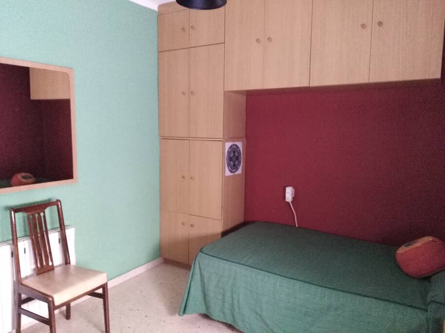 Amplia y luminosa habitación