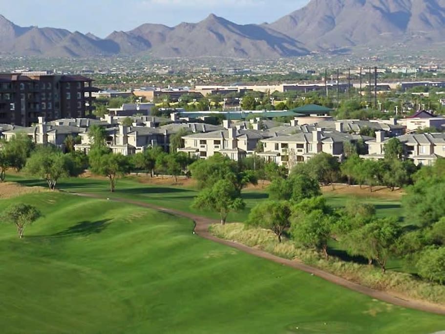 The Arc house is located in the magic zip code 85254- just 5 minutes drive to the famous Scottsdale Quarter and Kierland commons.Scottsdale Quarter is a lively , characterful, upscale neighbourhood with amazing dining , entertainment and outdoor activities .Guests particulary seek out this area which is famous for its outstanding golf courses and upbeat trendy ambience.