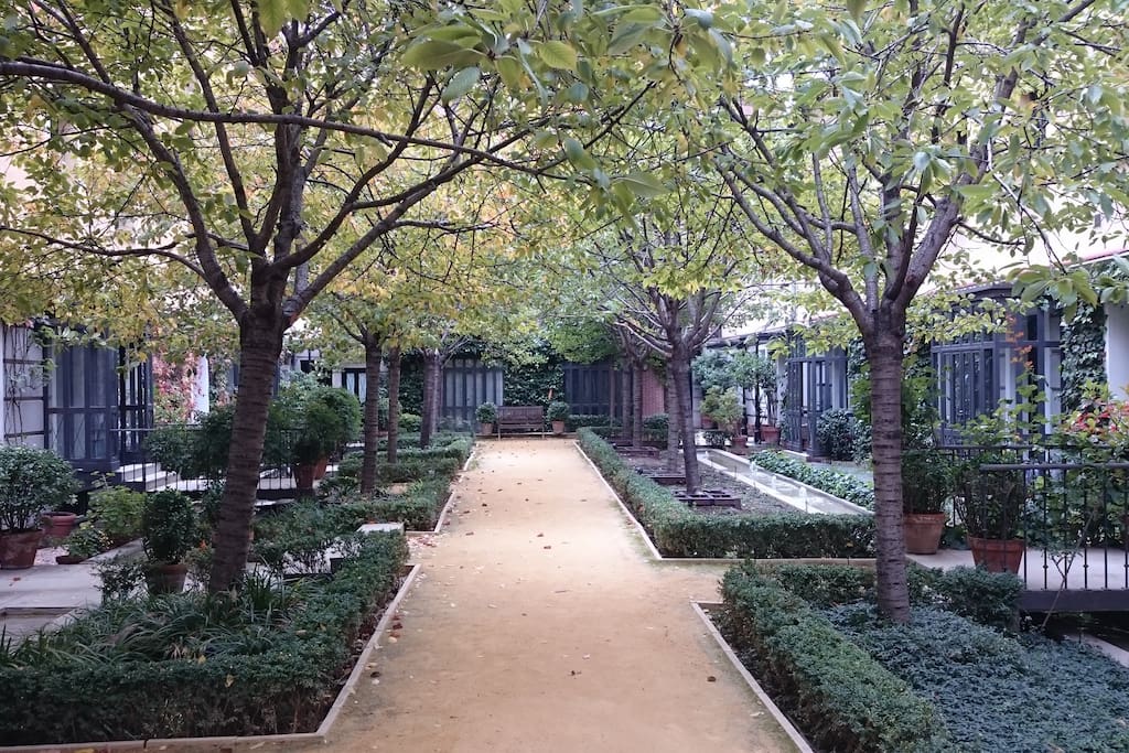 Patio ajardinado privado de la comunidad de vecinos