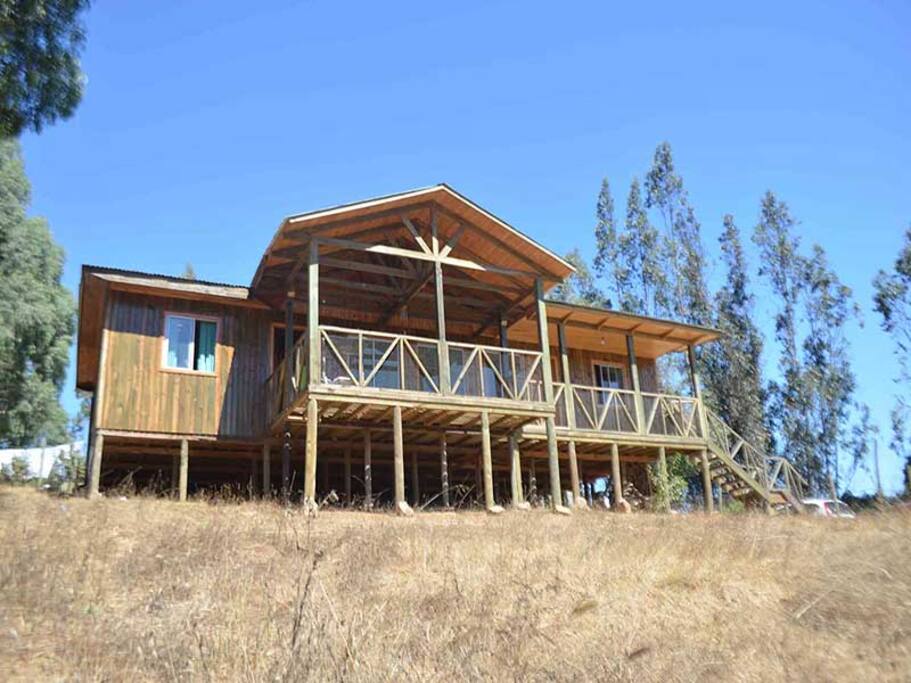 Excelente casa para disfrutar de la tranquilidad, cercana a atractivos y diversos lugares como Playas/Iloca, lago/Vichuquen, rio/Mataquito entre otros......... Vista al valle.