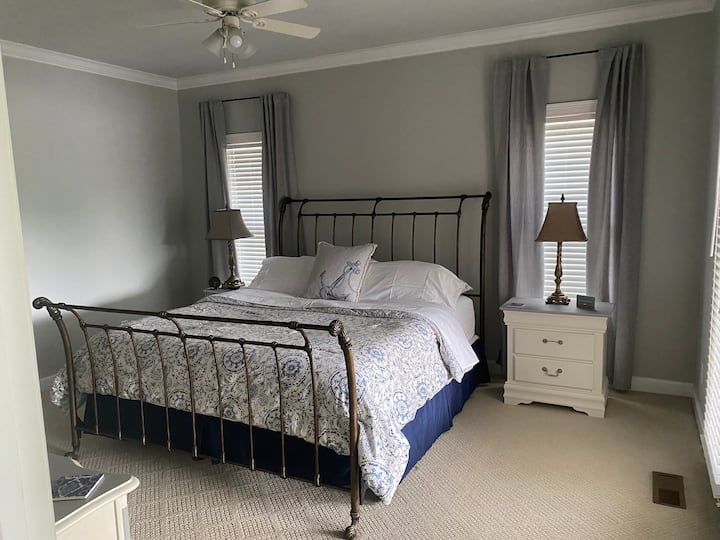 Spálňa 1 veľká manželská  posteľ s vlastným apartmánom - táto spálňa má priamy prístup na terasu.