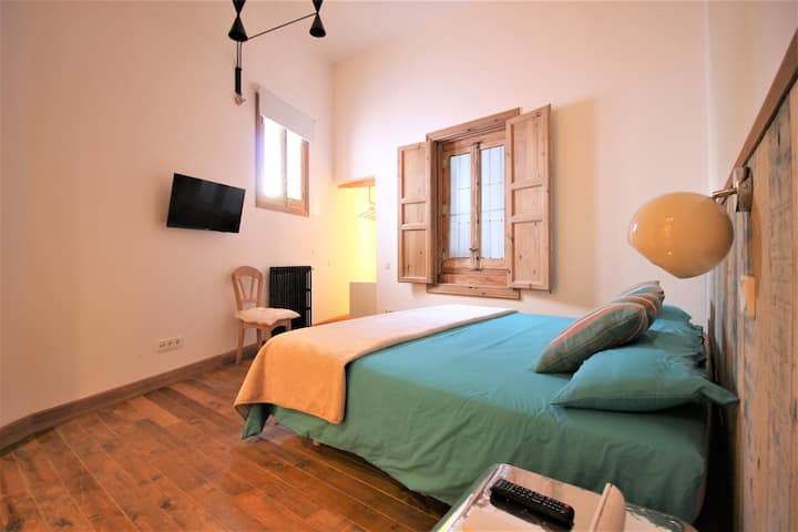Dormitorio con baño privado n.º1.

Ten en cuenta que el televisor ya no está instalado.