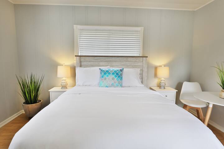 Beachy Cottage near State St with AC