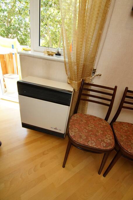 Gas heater with exhaust to the outside. Also the air conditioner and another electric heater can be used for heating.