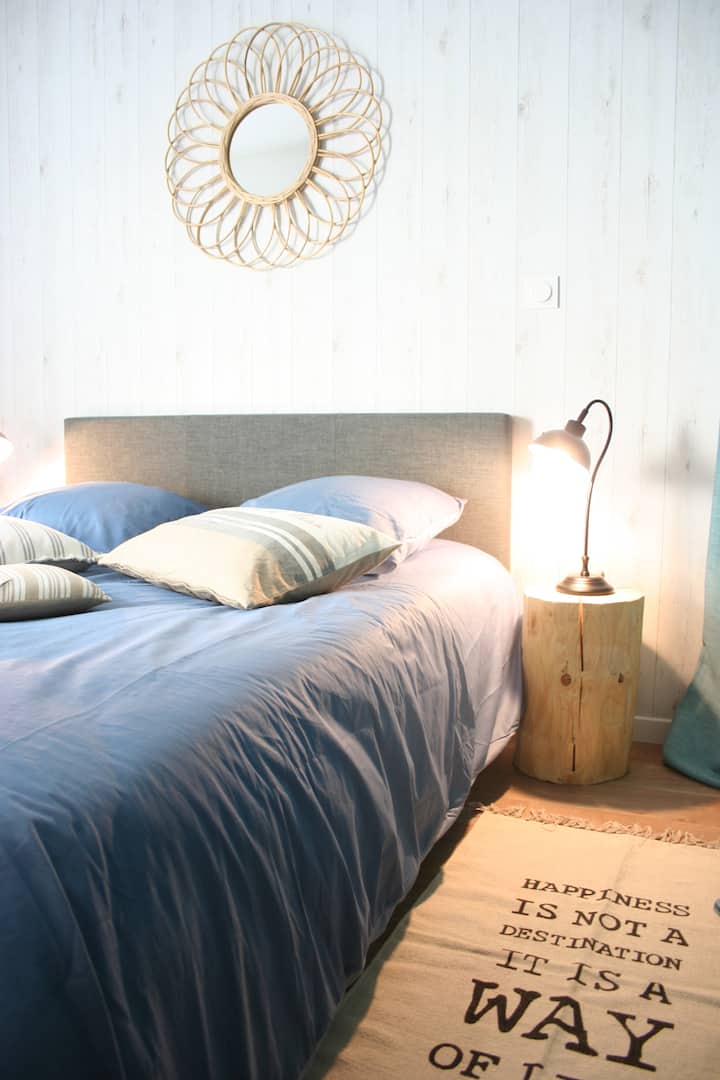 מיטה זוגית יפה, מצוידת במצעים איכותיים!