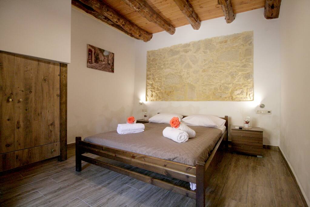 Master Bedroom - Double Bed - A/C - Closets