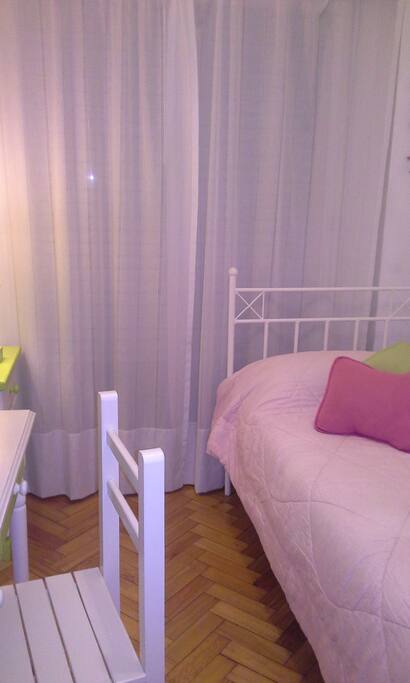 Habitación privada, con cortinado