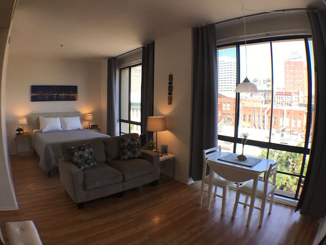 Stylish Gaslamp Home - Free Parking