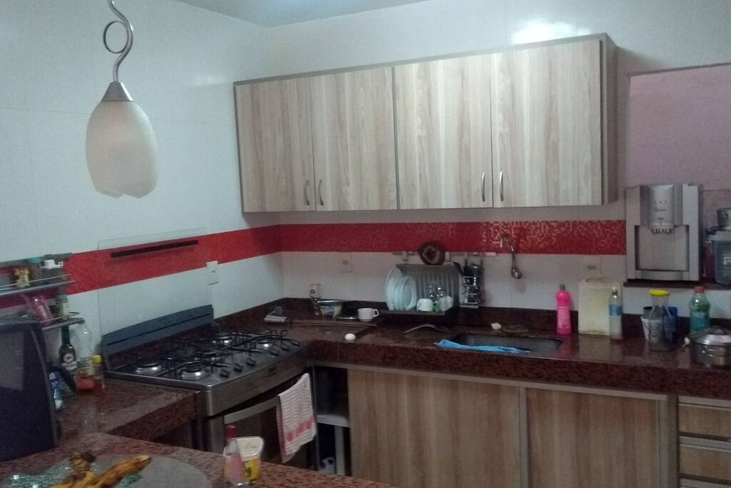 Cozinha ampla, forno, fogão