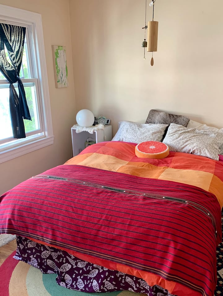 Главна спална соба - брачен кревет (широк 150