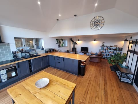 Modern 2 bedroom cottage adjacent to orchard