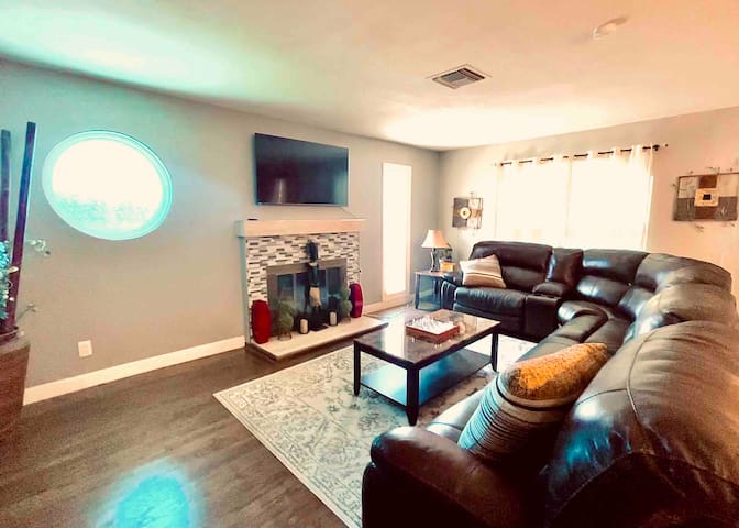 FLASH SALE 1mi. from LVB Sleeps 10/4Bdrms-2bath