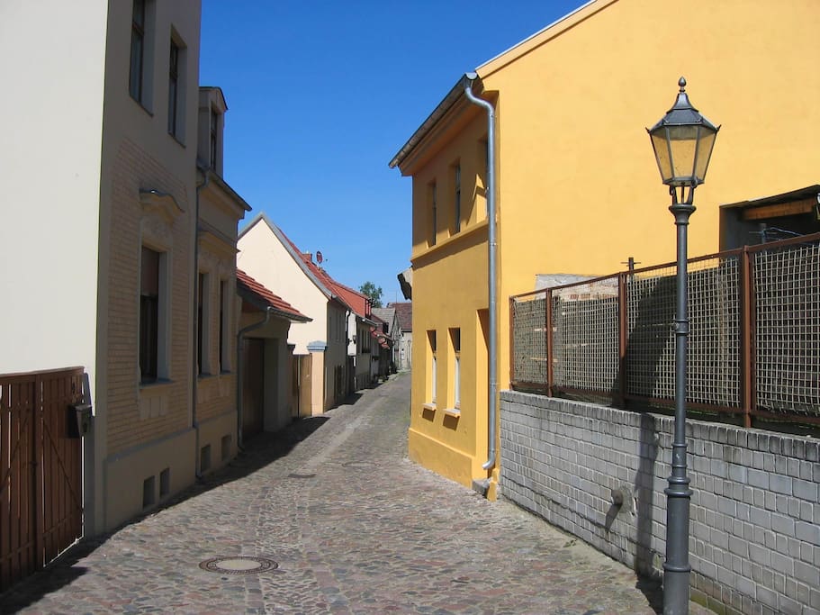 Blick in die Pfarrgartenstraße mit Gelbem Haus