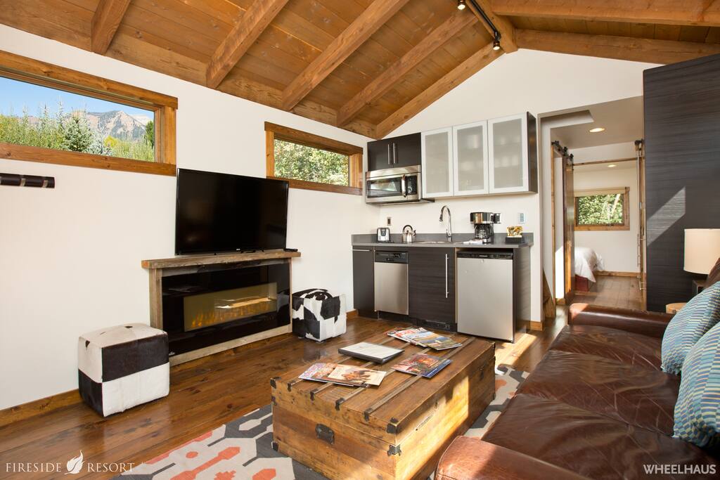 Flat screen TV, luxury design and modern amenities.