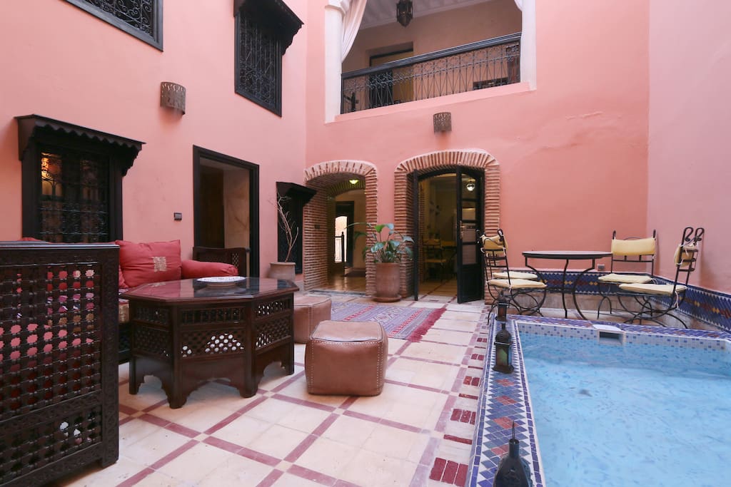 le patio et le bassin pour se rafraîchir l'été