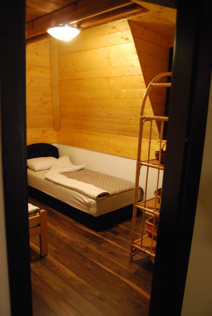 Spavaća soba sa dva solo kreveta dimenzija 90x200 cm
Separat bedroom with two solo beds.