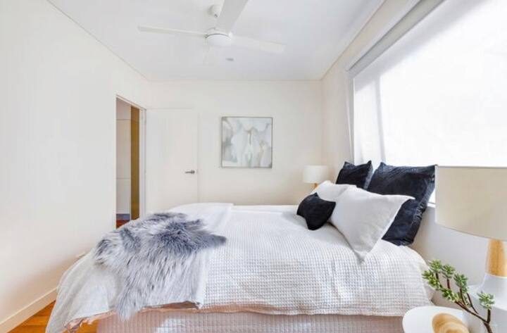 Spavaća soba 2 ima krevet na izvlačenje za jednu osobu ako je potrebno i dovoljno prostora za postavljanje dječjeg krevetića ako je potrebno