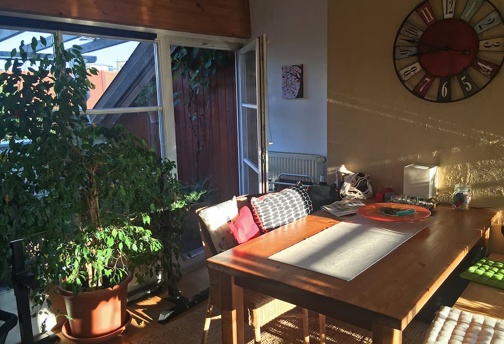 Blick zur kleineren Terrasse mit Morgensonne
