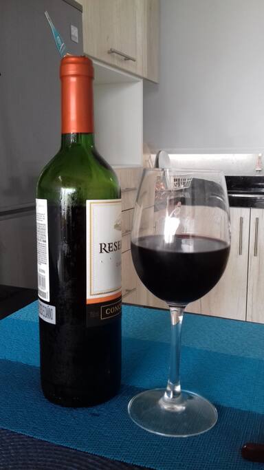 La delicia de degustar una copa de vino.