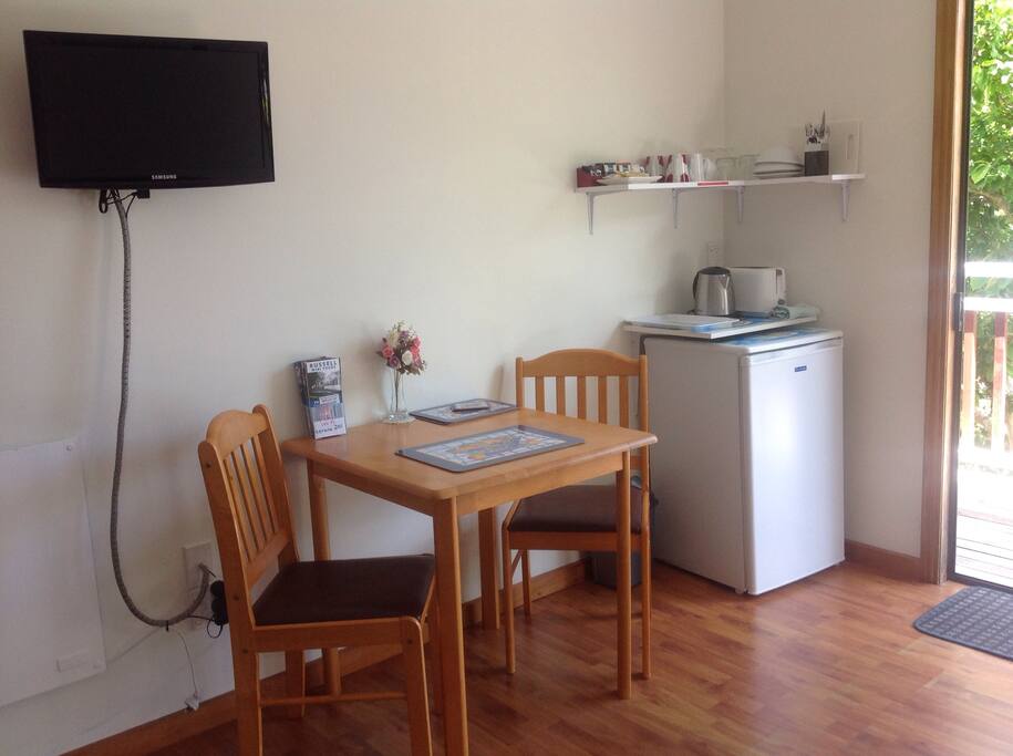 Fridge toaster kettle, so make a coffee and toast and step out the door and enjoy breakfast on the deck and enjoy our beautiful garden and watch the birds.