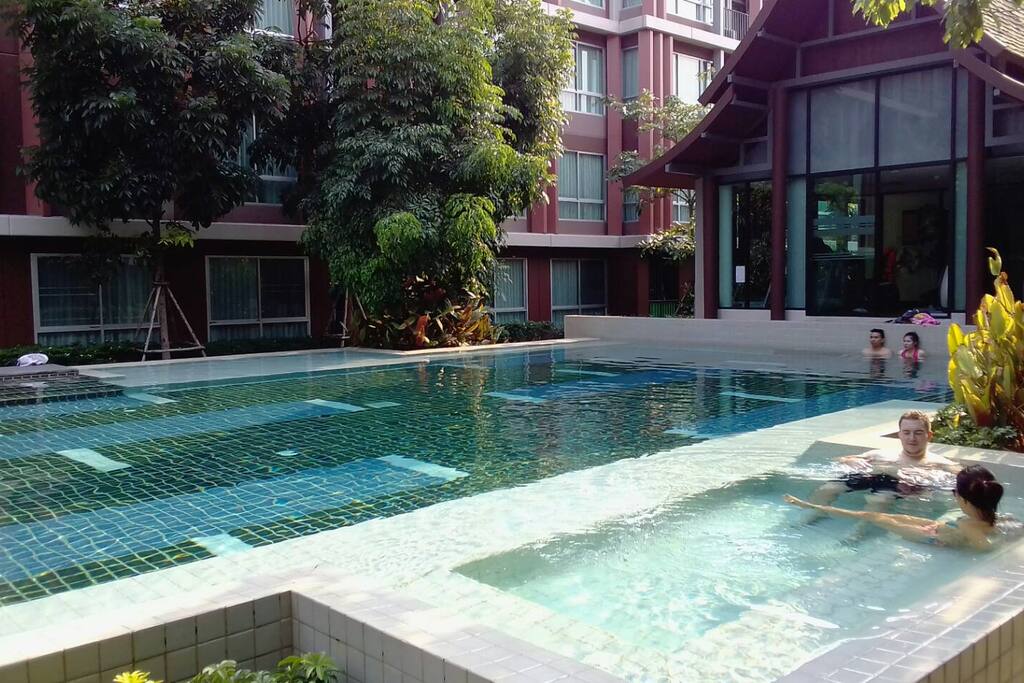 The large and daily maintained pool has separate jacuzzi and massage pool and is in the afternoon gladly visited meeting place for the roommates of many nations and pedigrees.
Der große und täglich gepflegte Pool verfügt über seperate Jacuzzi und Massage-Becken und ist am Nachmittag gern besuchter Treffpunkt für die Mitbewohner vieler Nationen und Abstammungen.