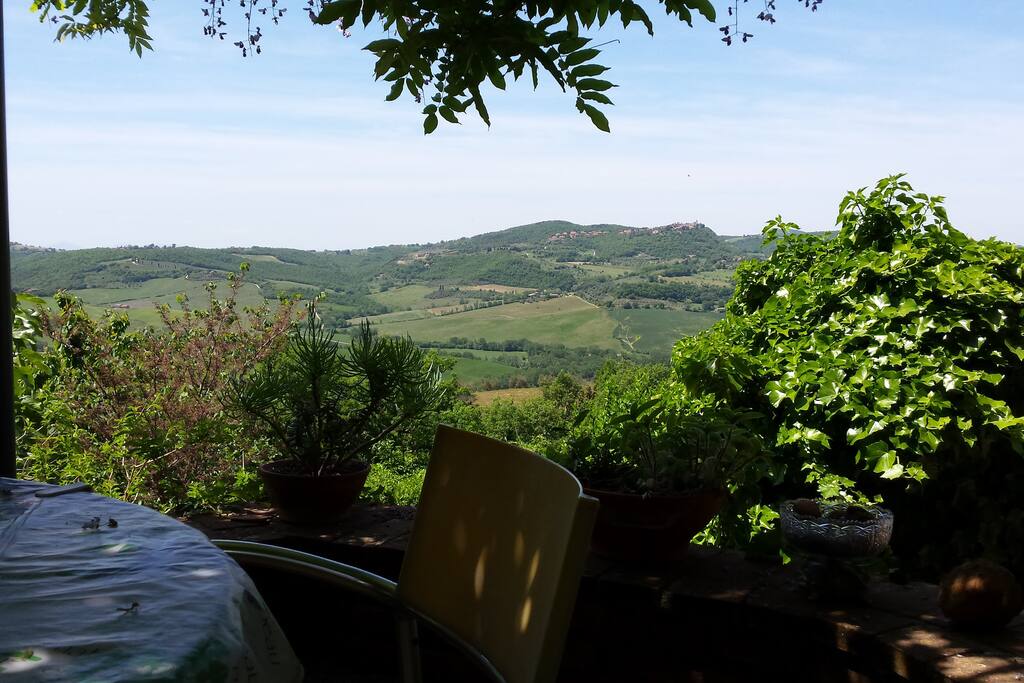 Terazza davanti alla cucina
Kitchen terrace