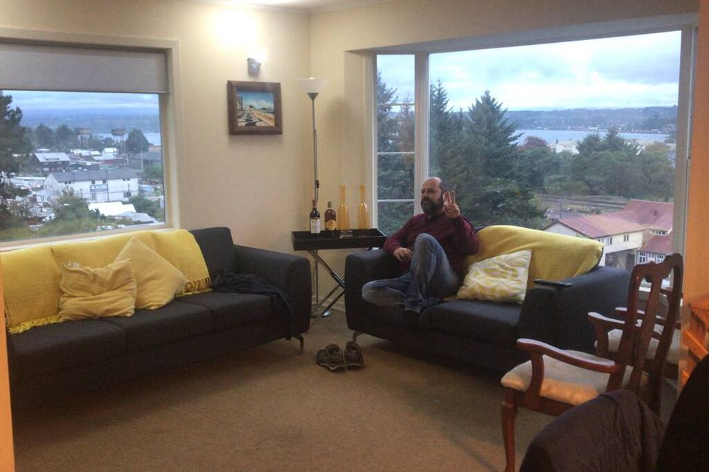 Living Principal de la Casa. Excelente Vista. televisor con cable, dos comodos sillones y sitiales.