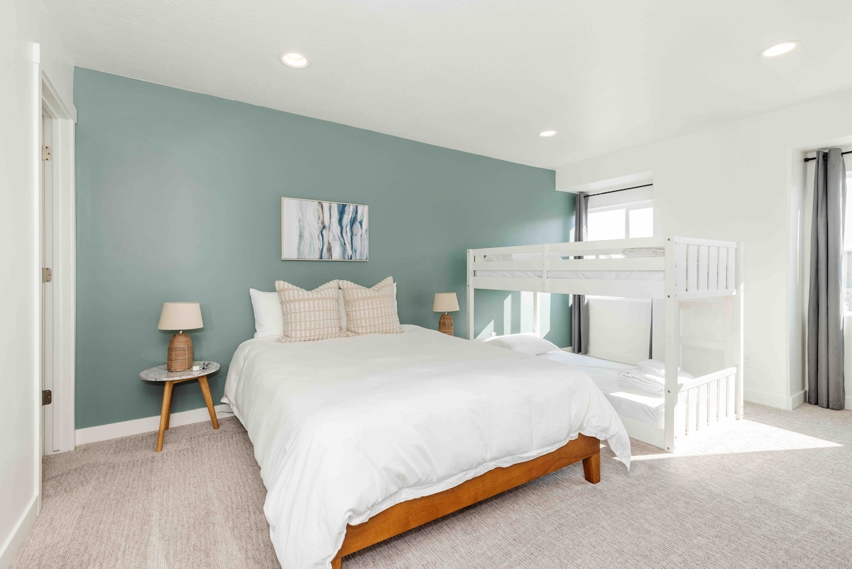 Spálňa č.1 zahŕňa hybridný matrac Queen, bambusovú posteľnú bielizeň, dvojité poschodové postele, zrkadlo po celej dĺžke a televízor Roku so službou Netflix. 