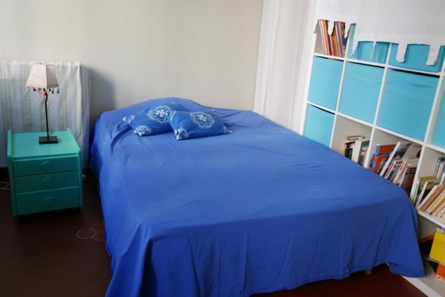 Manželská posteľ. Táto vlastná izba má chodbu vytvorenú z knižnice, ktorá vedie do druhej žltej izby. 
