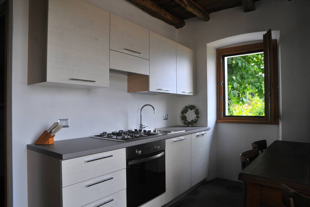 Cucina moderna con finestra sul giardino con vista lago