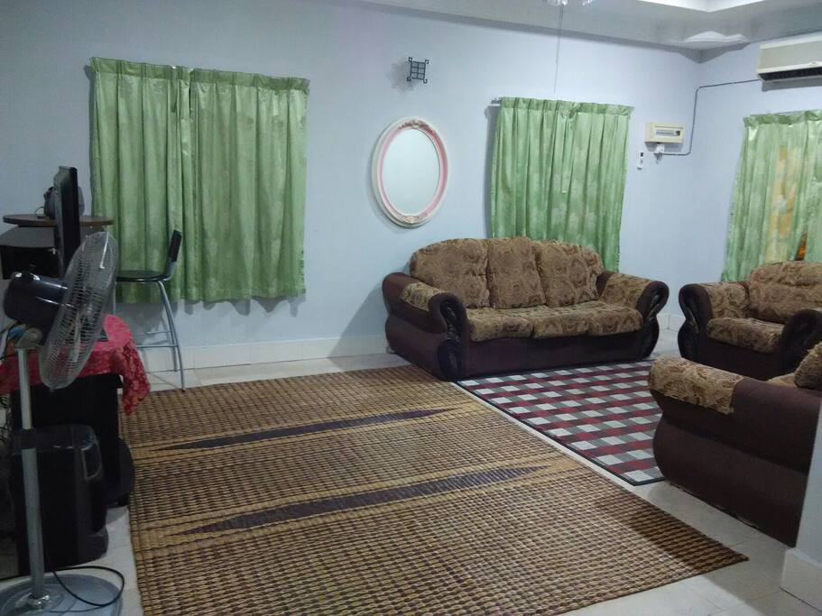 Di ruang tamu boleh jadikan tempat tidur juga.