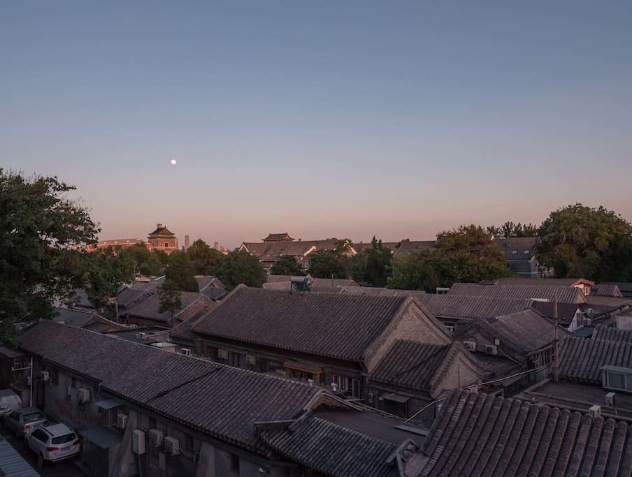 房间一窗外景色。日出和日落特舒服。早上喝杯咖啡迎接阳光,晚上喝杯红酒和同伴聊聊天...真享受!
