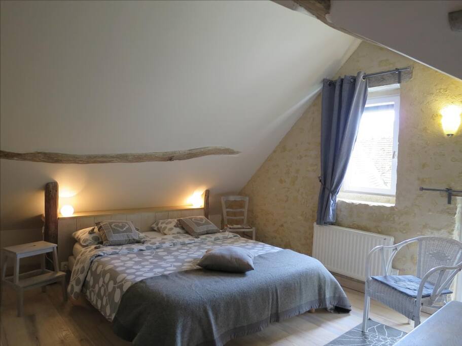 La chambre : le charme des murs de pierres et des bois massifs blanchis