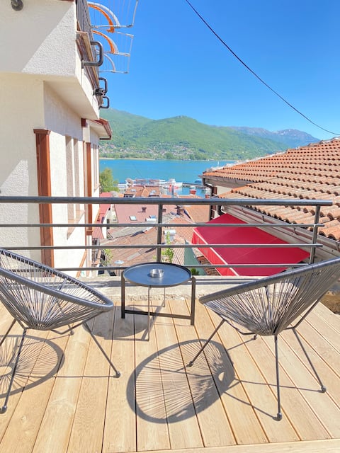 Overlooking lake & garden ⭐️ Stylish Old Town Villa