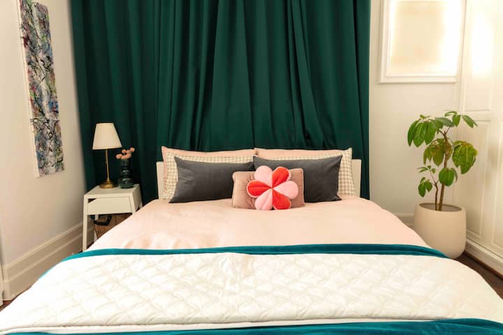 緑の寝室、この部屋は素晴らしい街の景色を眺めることができ、デスクエリアについて言及しましたか？