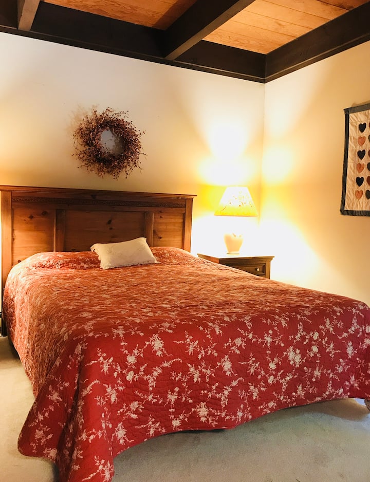 ห้องนอนที่สามพร้อมเตียงควีนไซส์บนชั้นแรก