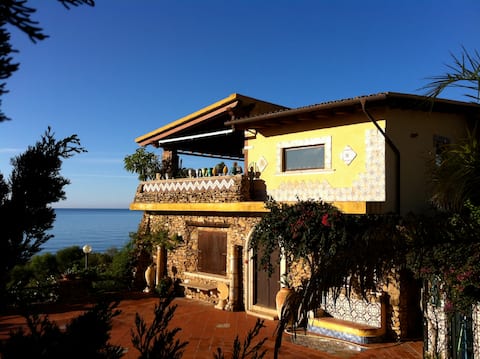Beachfront apartment 12 km from Verdura Golf