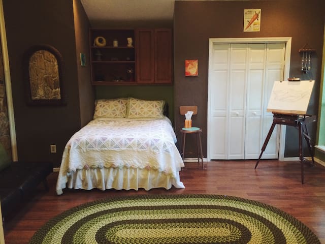 Huge, Earthy, 2 room suite a short drive from OU