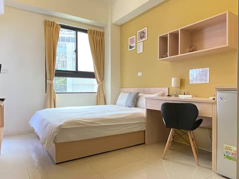 [New] Big window + balcony · Near night market · 100% cleanliness