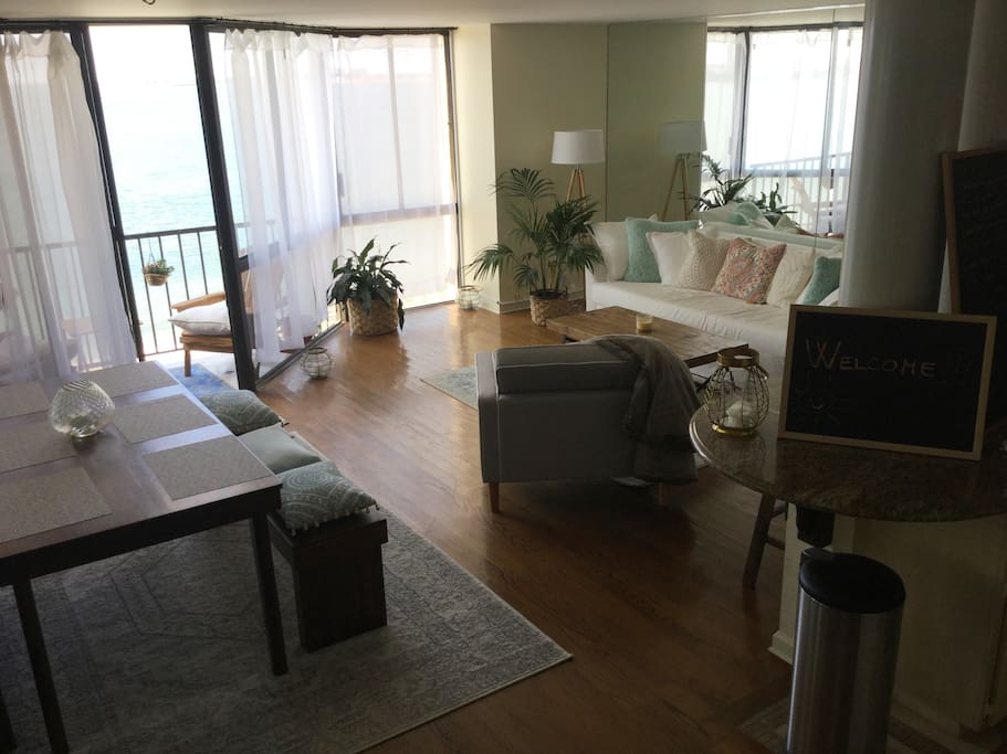 Spacious living room, great for entertaining