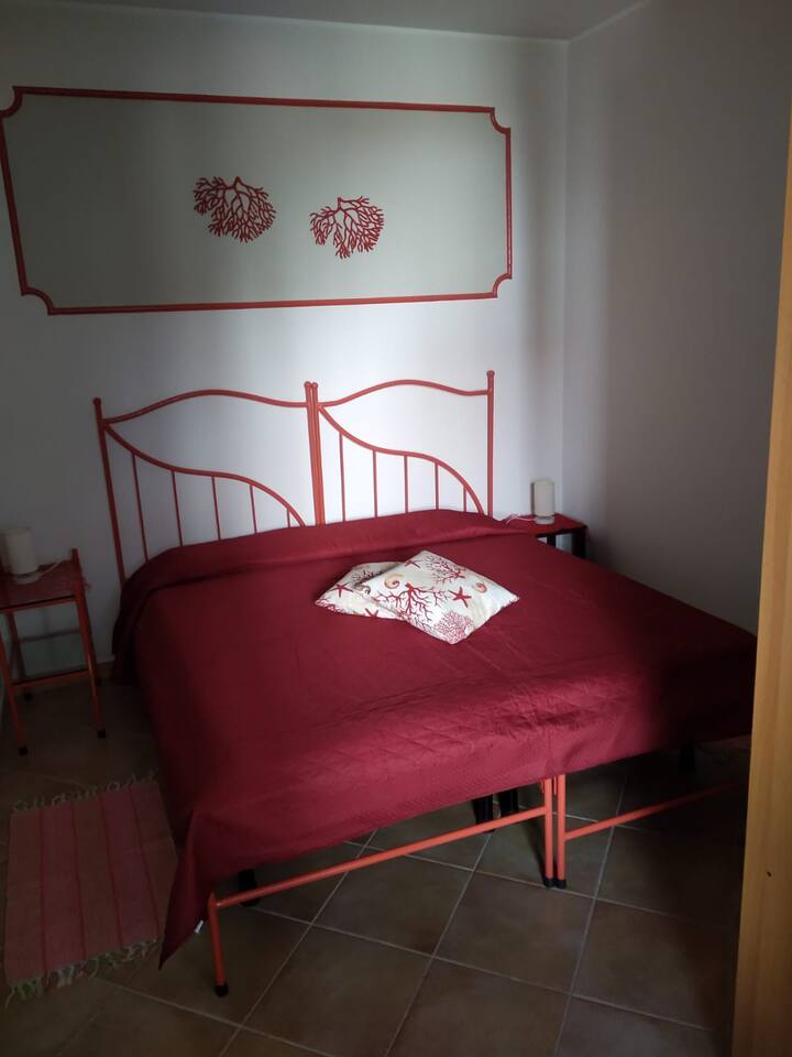 Camera Corallo: a richiesta il letto matrimoniale può essere separato in due lettini singoli ---

Corallo bedroom: if you request it in advance, we can separate the queen bed into two single beds