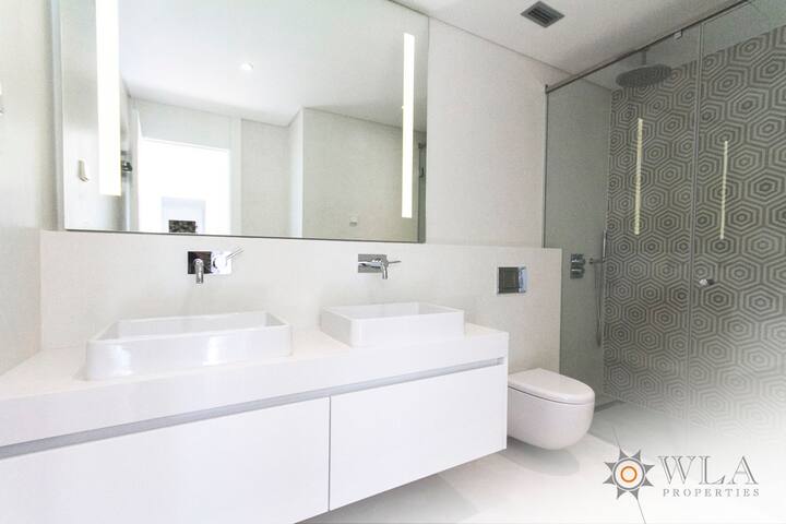 Bright 3-Bedroom with Private Pool & Terrace gallery image 4