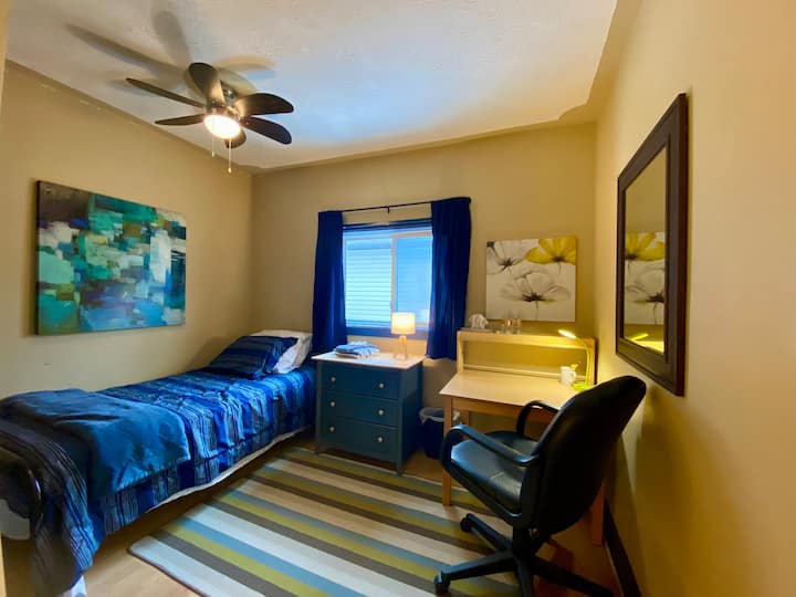 Hiki ni chumba cha kulala cha nne na ni kimoja tu kwenye ghorofa kuu/ya juu.  Karibu na bafu na rahisi kwa ufikiaji rahisi wa vistawishi.