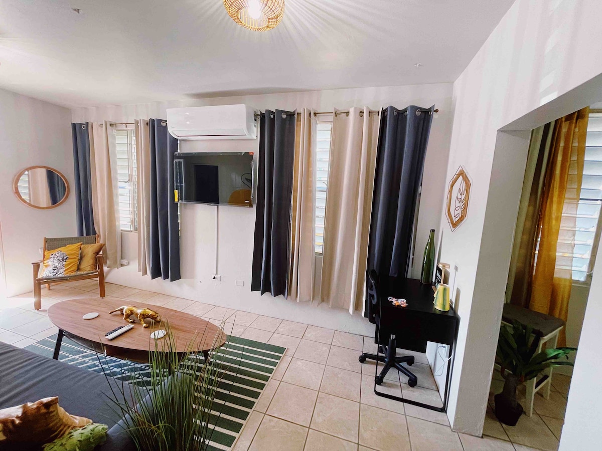 Ჩვენს მისაღებ ოთახში დაგხვდებათ დისტანციური მუშაობისთვის განკუთვნილი მაგიდა, ბრტყელეკრანიანი ტელევიზორი თქვენი ხედვის საჭიროებებისთვის და გასაშლელი დივანი დამატებითი საძინებლისთვის. Ეს პრაქტიკული და მრავალფუნქციური სივრცეა.