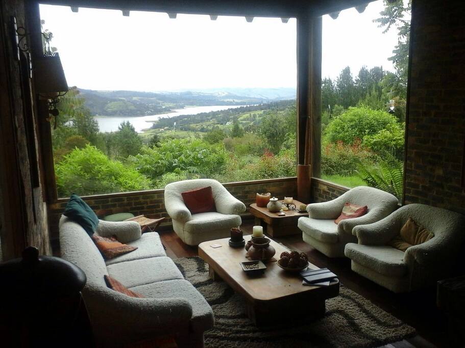 Sala con vista a la Represa