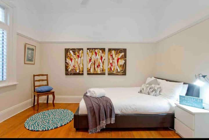 Vyumba vyetu vya kulala vizuri vina kitanda kizuri cha malkia, kinachofaa kwa usingizi wa usiku wa kupumzika baada ya siku moja ufukweni. Chumba hicho kimepambwa kwa uangalifu na lafudhi za kisasa na rangi za kutuliza ambazo huunda mazingira ya utulivu na ya kupumzika.